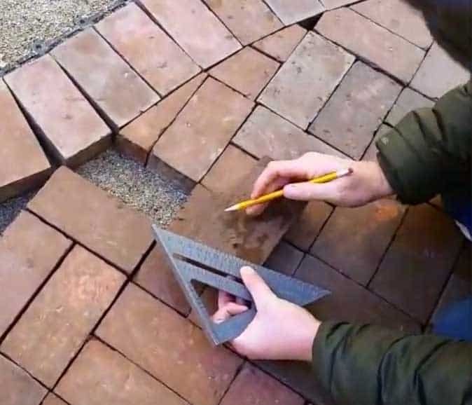 Can you cut brick with a tile saw? Solve your problem in 5 easy steps 2 marking line to cut the brick with wet tile saw
